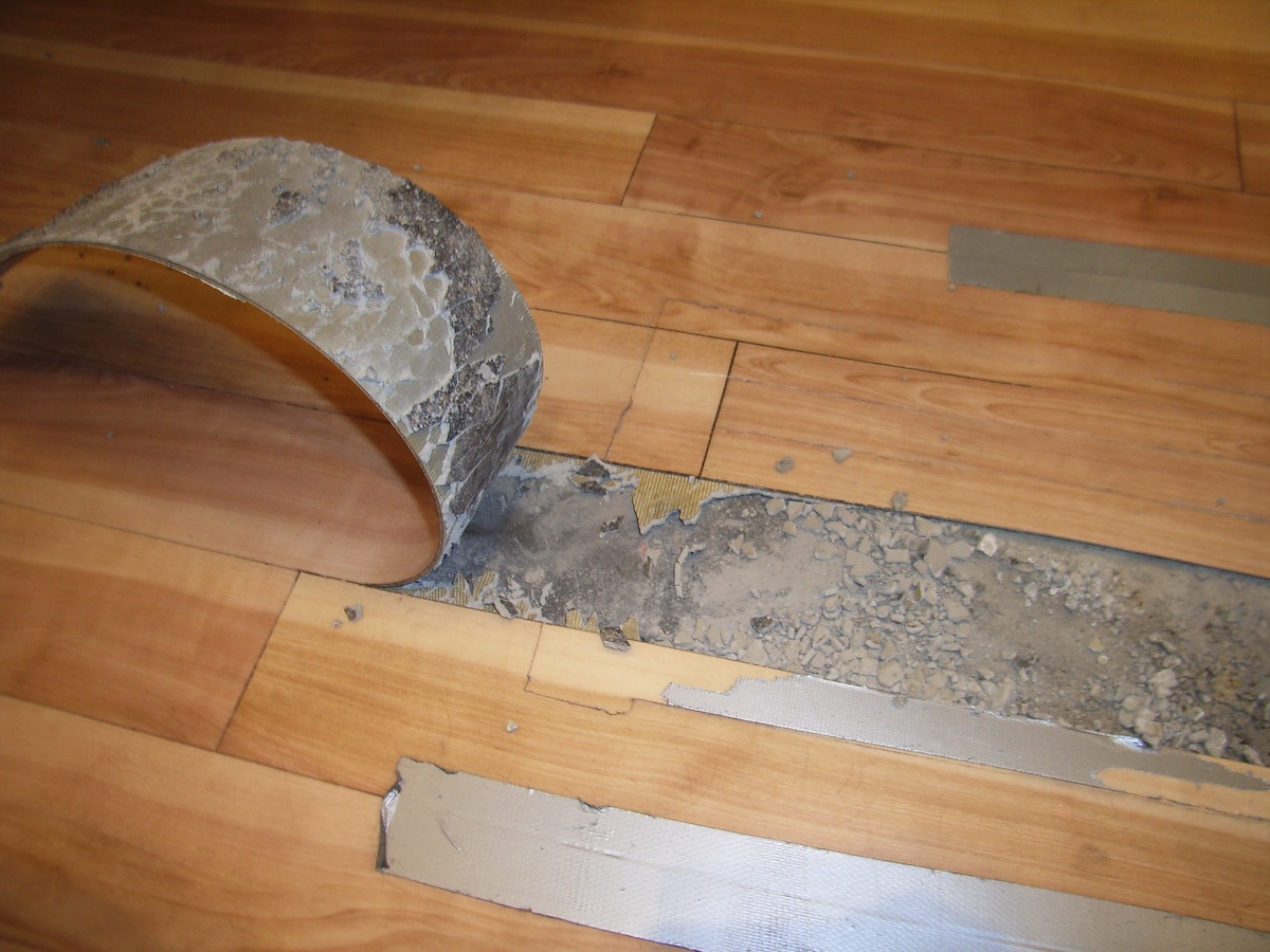 loskomende vloerafwerking