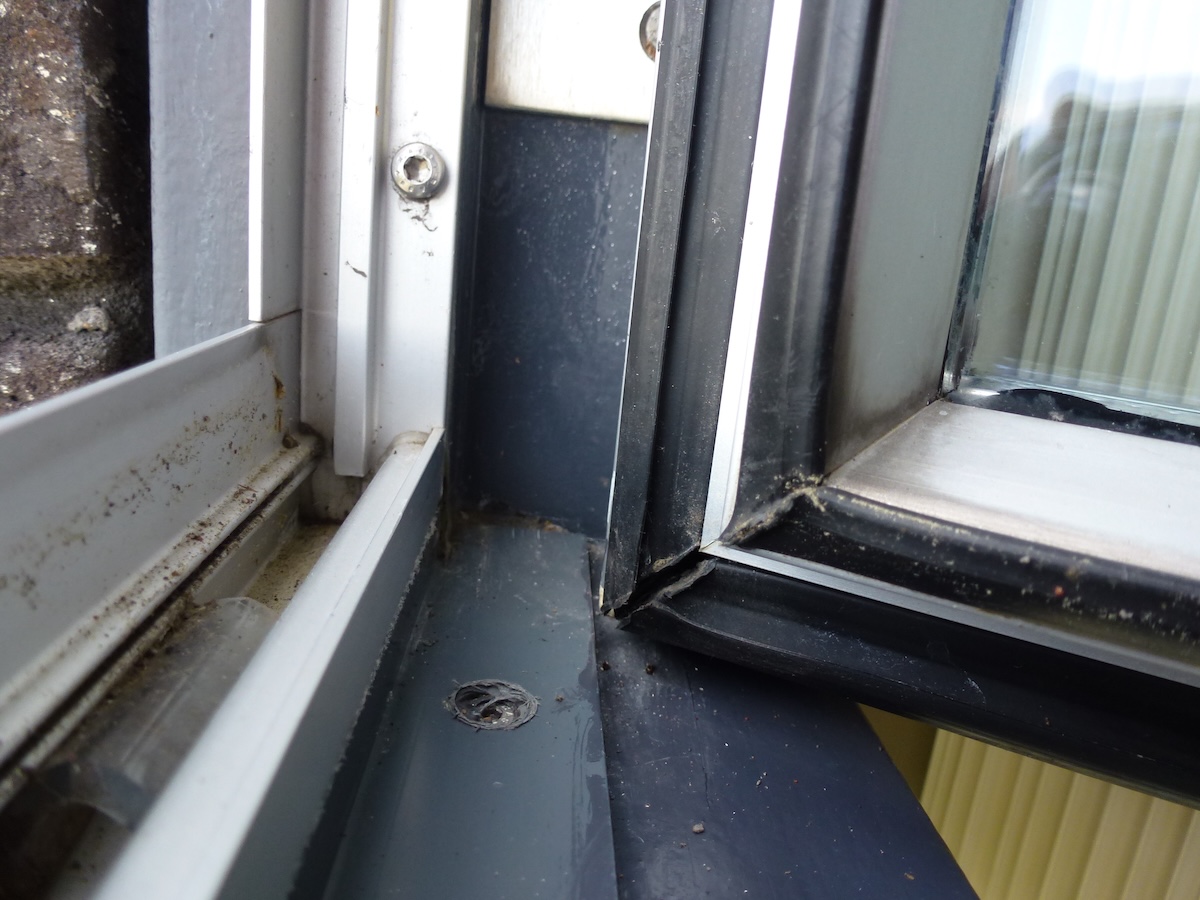 openstaande dichting in raamhoek